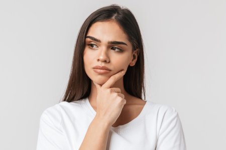 Задумчивая девушка