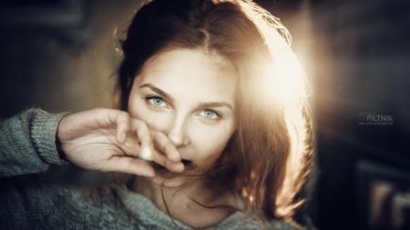 Задумчивая женщина