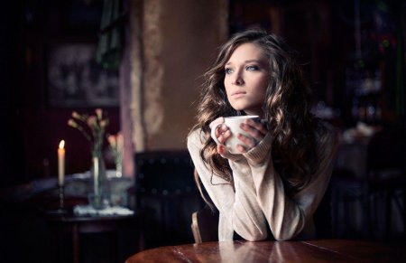 Девушка с чашкой кофе