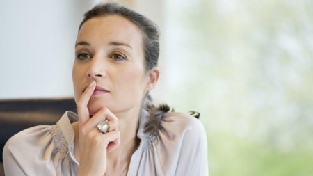 Задумчивая женщина