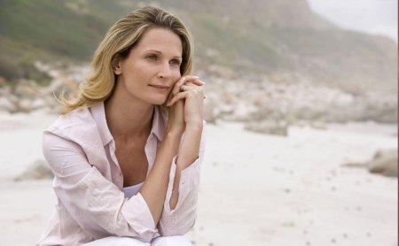 Задумчивая женщина