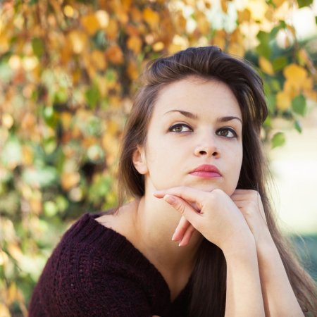 Задумчивая девушка