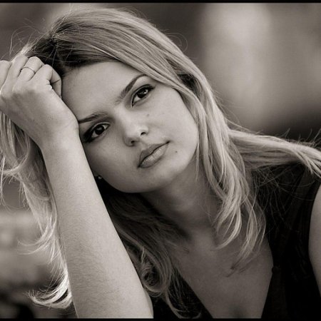 Девушка задумчивая