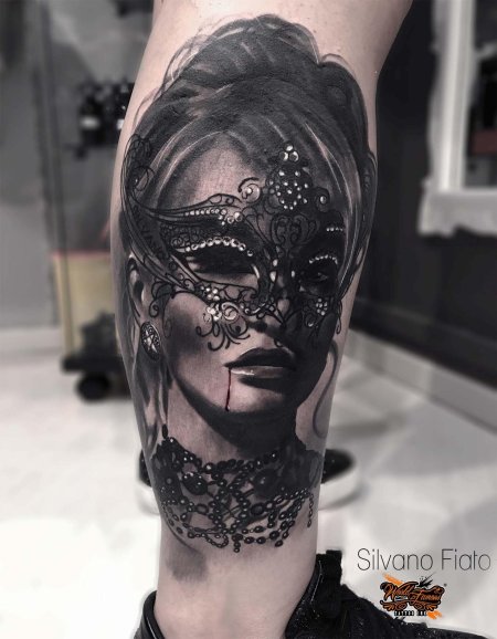 Тату девушка в маске