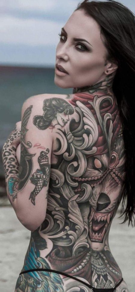 Женщина с татуировками