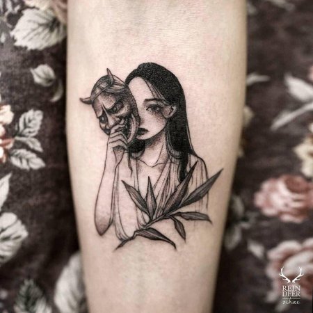 Тату девушка с маской