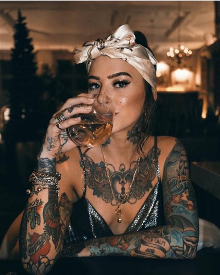 Девушка с татуировками