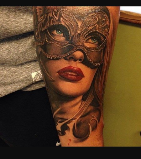 Тату девушка в маске