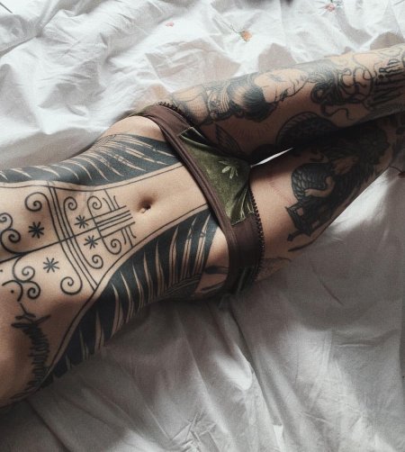 Тату на теле девушек