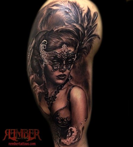 Девушки с масками и татуировками