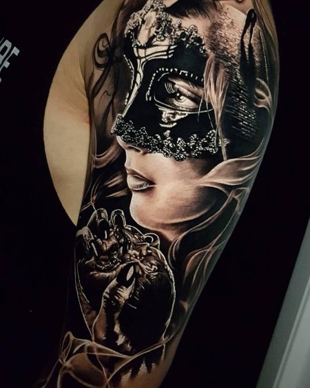 Тату девушка в маске