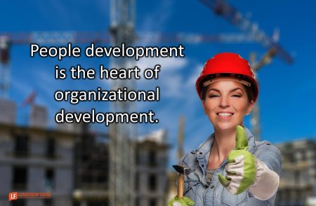 Женщина строитель