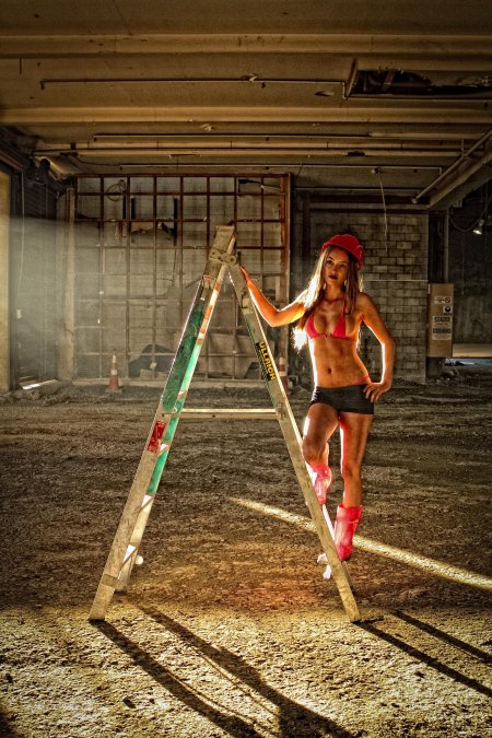 Девушки строители