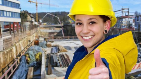 Женщина в строительной каске