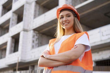 Женщина строитель