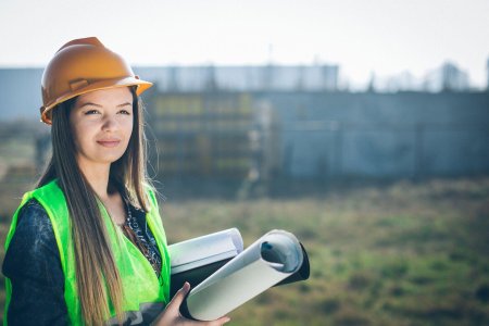 Девушка инженер