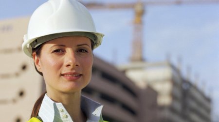 Девушка в каске