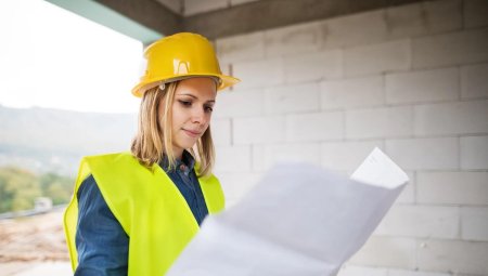 Девушка на стройке