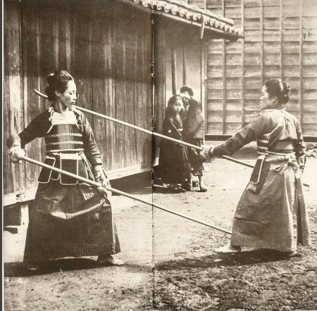 Женщина самурай нагината