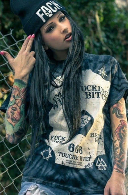 Девушка с татуировками