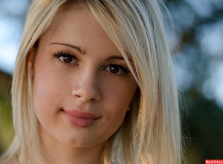 Блондинка с карими глазами