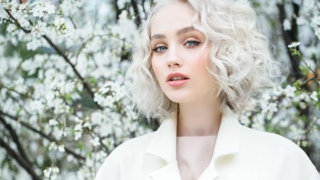 Красивая девушка с белыми волосами