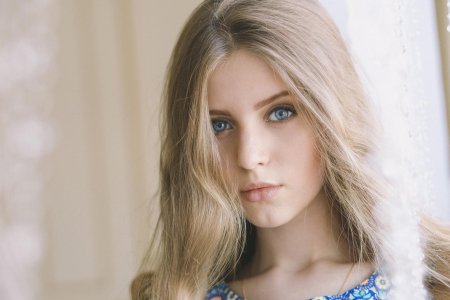 Девушка с русыми волосами и голубыми глазами