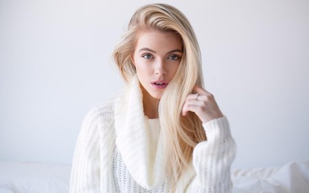 Девушка со светлыми волосами