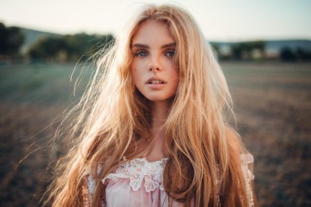 Девушка с длинными светлыми волосами