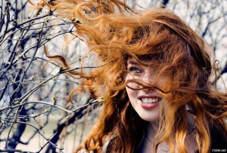 Девушка рыжая