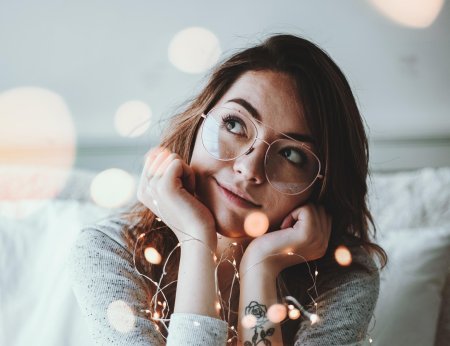 Девушка мечтает