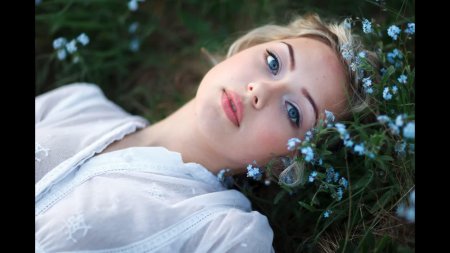 Девушка с голубыми глазами