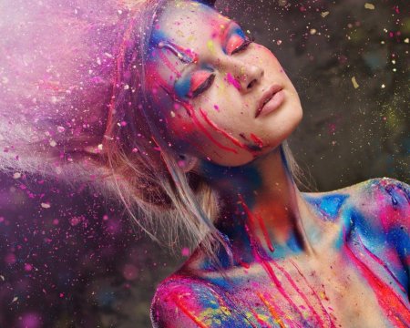 Девушка в красках