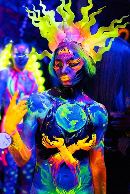 Неоновый бодиарт