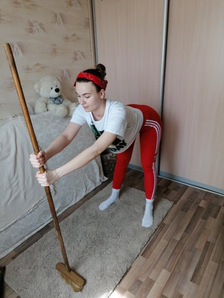 Уборщица со шваброй