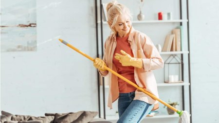 Девушка со шваброй