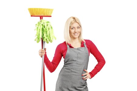 Держит швабру