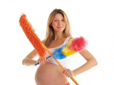 Женщина со шваброй