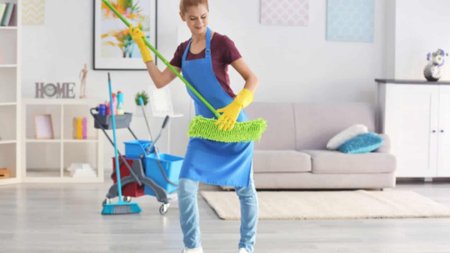 Девушка со шваброй