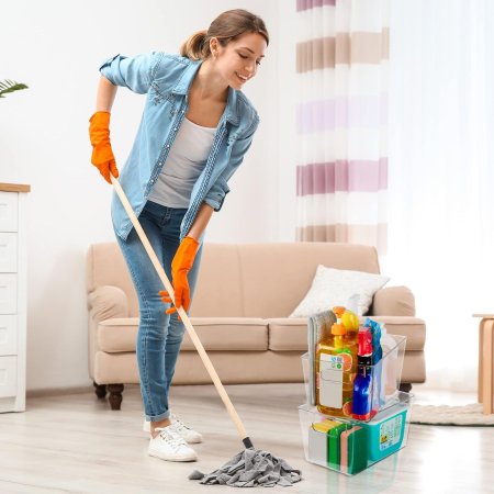 Женщина со шваброй