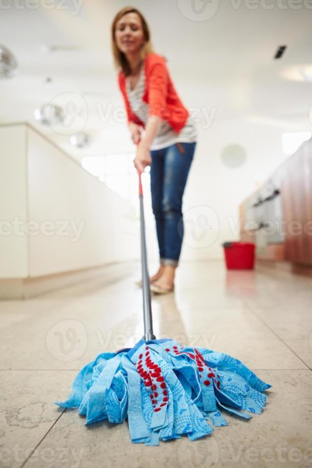 Женщина со шваброй