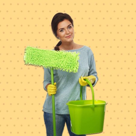 Уборщица со шваброй