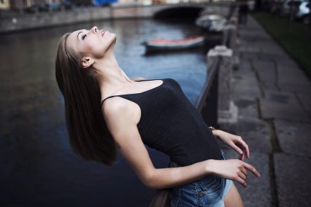 Девушка выгибает спину