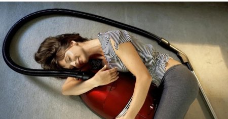 Девушка с пылесосом