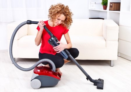 Пылесос всасывает