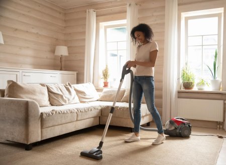 Девушка пылесосит