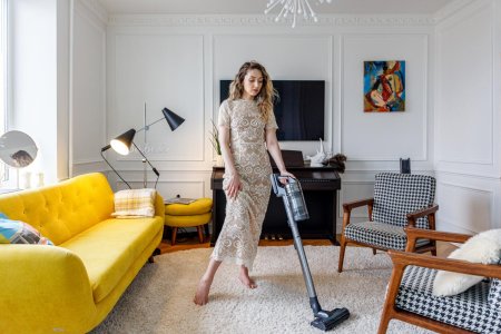 Девушка пылесосит