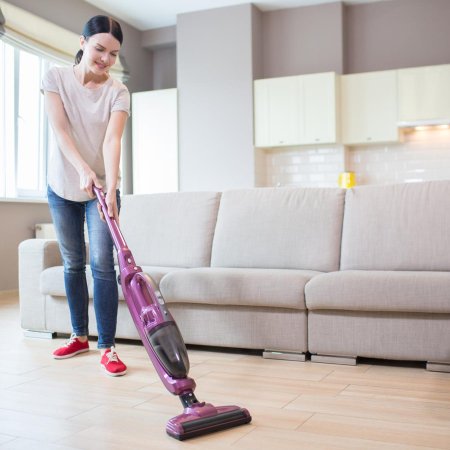 Девушка с пылесосом