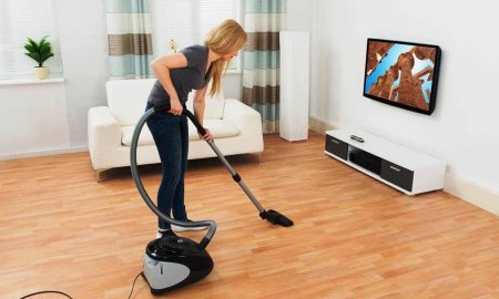 Женщина пылесосит