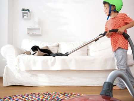 Мужчина с пылесосом